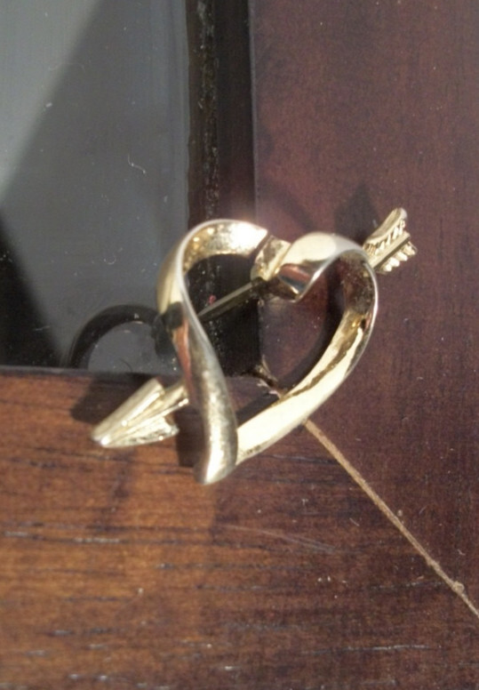 Vintage Avon Heart Arrow Brooch Lapel Pin Gold Tone Metal Signed