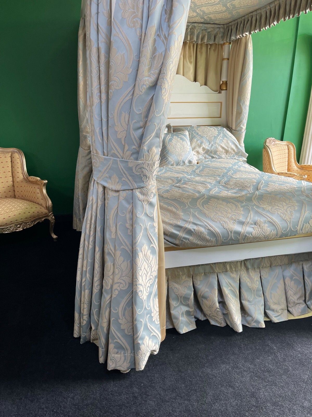 Hand Made White & Gold Painted Carved Wooden Four Poster Bed eBay