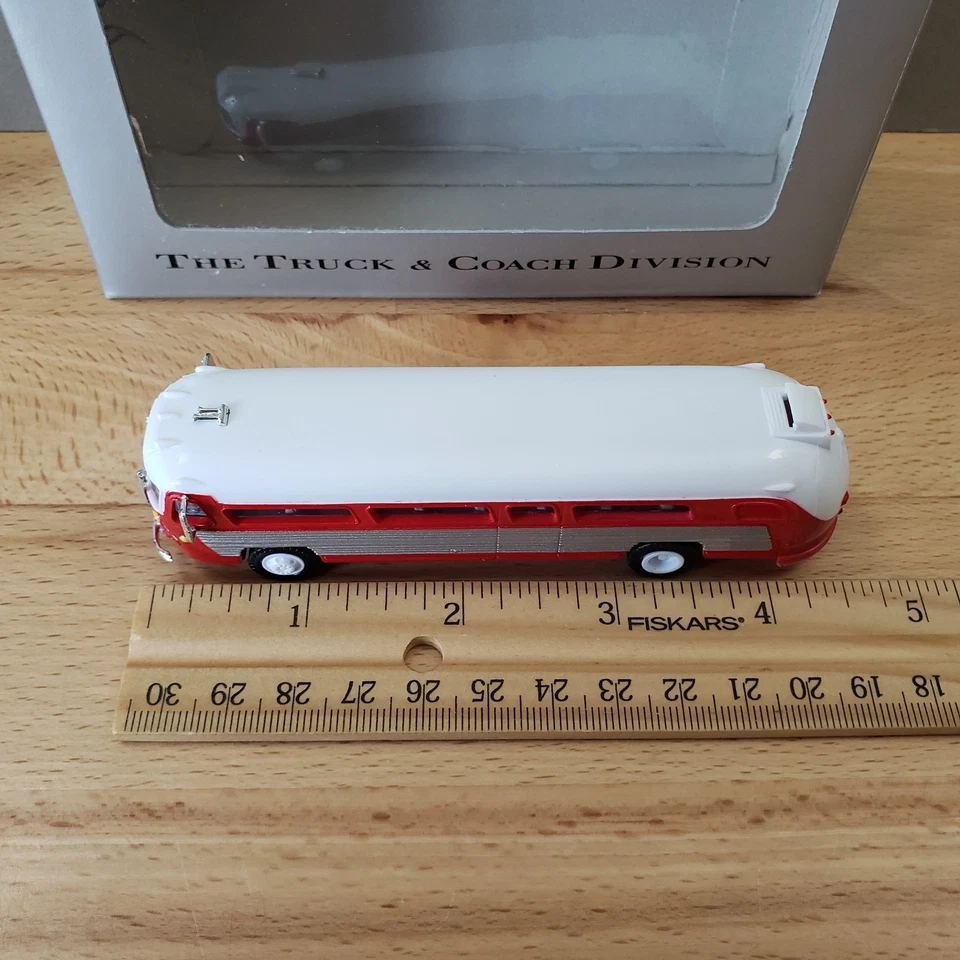 American Precision Models 1951 Flxible Visicoach Bus 1:87 Red - Image 2 of 4