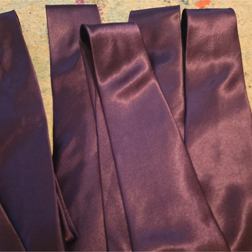 Paquete de corbata de satén púrpura para hombre Foto 2 de 4