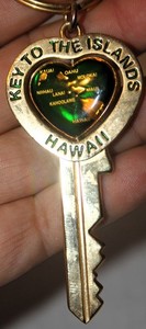 KEY To The ISLANDS of HAWAII Green w/Gold Islands SOUVENIR Center Turns KEYCHAIN
