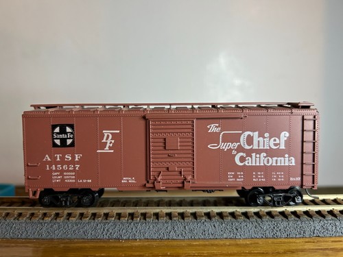 ATHEARN #12425017 Santa Fe "Super Chief" 40' AAR Box Car #145627 con Kadees 1:87 | Zustand: New