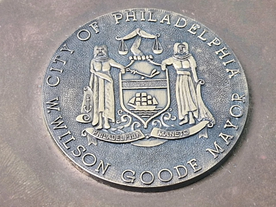 Vintage W Wilson Goode City of Philadelphia Bürgermeister Messing Souvenir Lupe - Bild 2 von 4