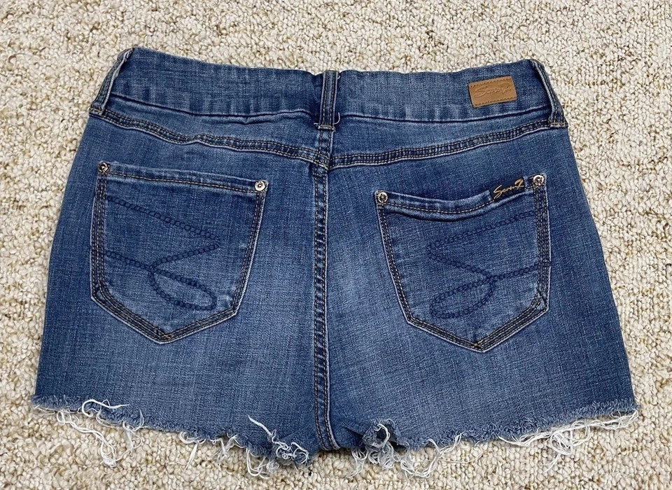 Pantalones cortos de jean para mujer Seven7 talla 10 desgastados tiro medio azul denim (cintura 30") Foto 2 de 4