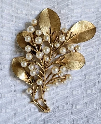 Vintage Crown Trifari Gold Pearl Brooch Mistletoe Leaves Pearls Corsage Jewelry