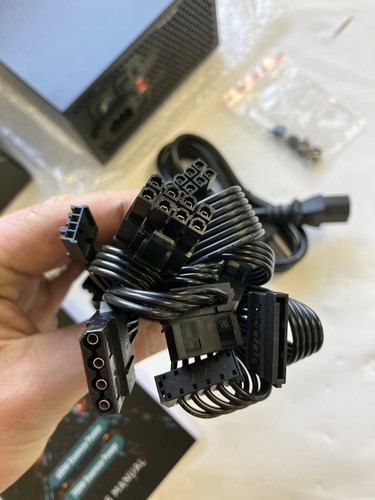 Apevia Essence ATX Gaming Power Supply: Semi-Modular - 120mm RGB Fan - 700W - Afbeelding 9 van 15
