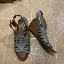Bare Traps Women's Wedge Blue Leather Sandal Size 8.5