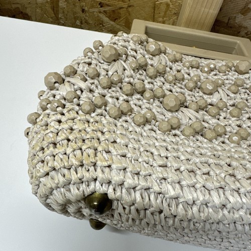 Cartera con patas de paja y marco de bloqueo de bucle de plástico con cuentas beige blanco de colección hecha en Italia - Imagen 13 de 24