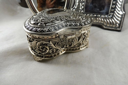 Vintage Silver Plate Heart Shaped Hinged Lidded Trinket Box Cartouche - Picture 7 of 9