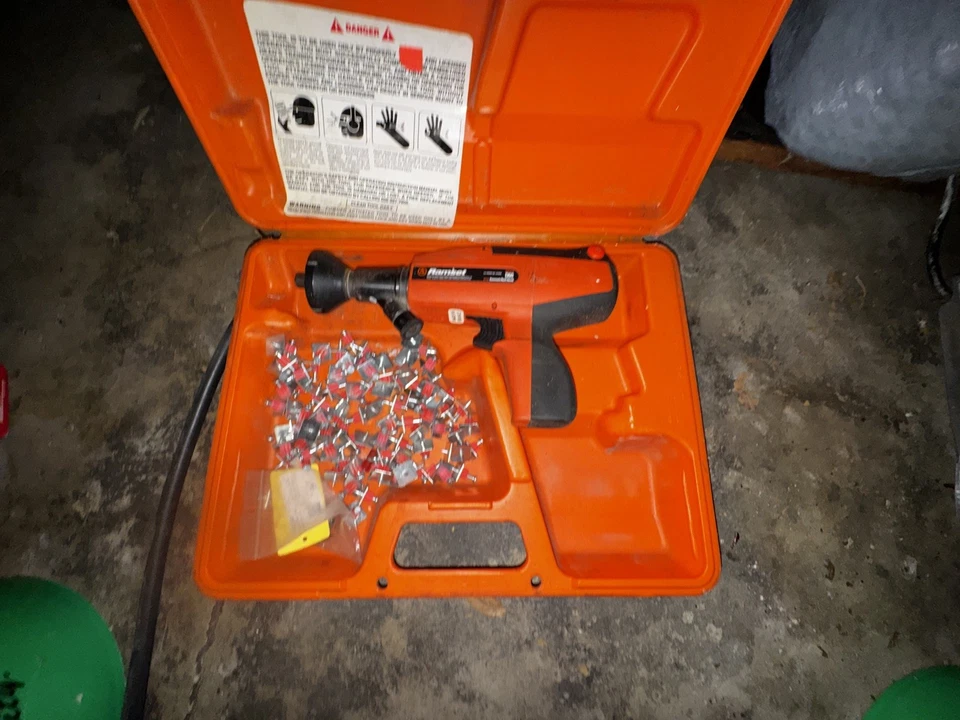 Pistola de clavos Ramset Red Head D60 con estuche clavadora industrial accionada por polvo ITW Foto 3 de 4