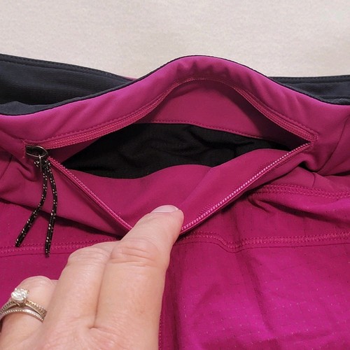 REI Coop Swiftland Run Corto Donna XL Corsa 3 Pollici Cosmic Magenta Tasche - Foto 13 di 18