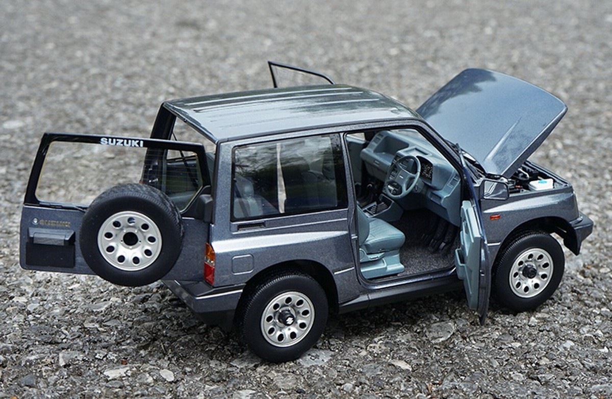 Dorlop 1/18 Vitara Escudo SUV 4x4 AWD 1989 Gray RHD Diecast Car
