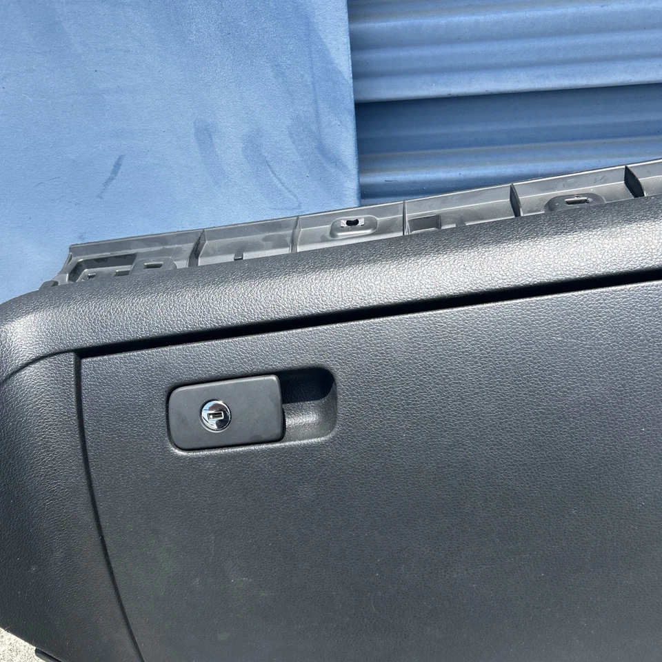 Volkswagen Passat 2012-2019 guantera compartimento negro OEM 561857101B82V Foto 3 de 4