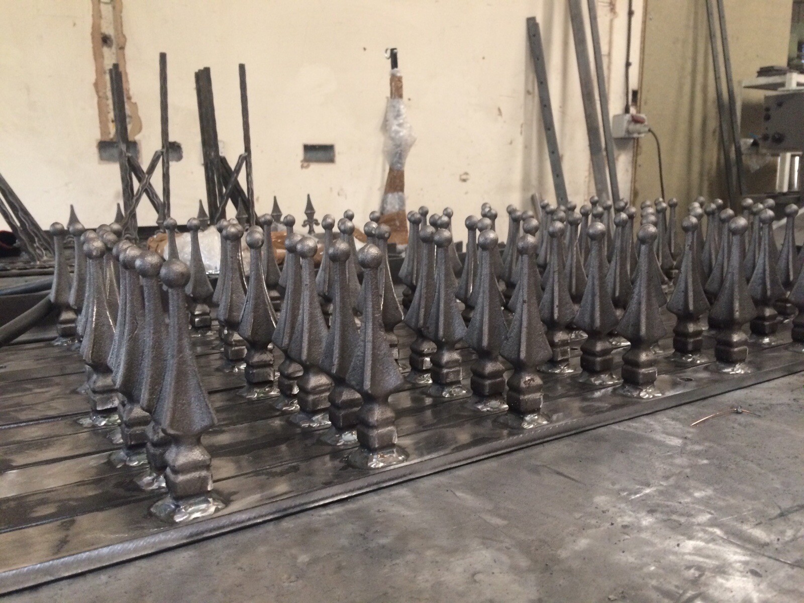 HIGH QUALITY SOLID STEEL DECORATIVE SECURITY WALL / FENCE