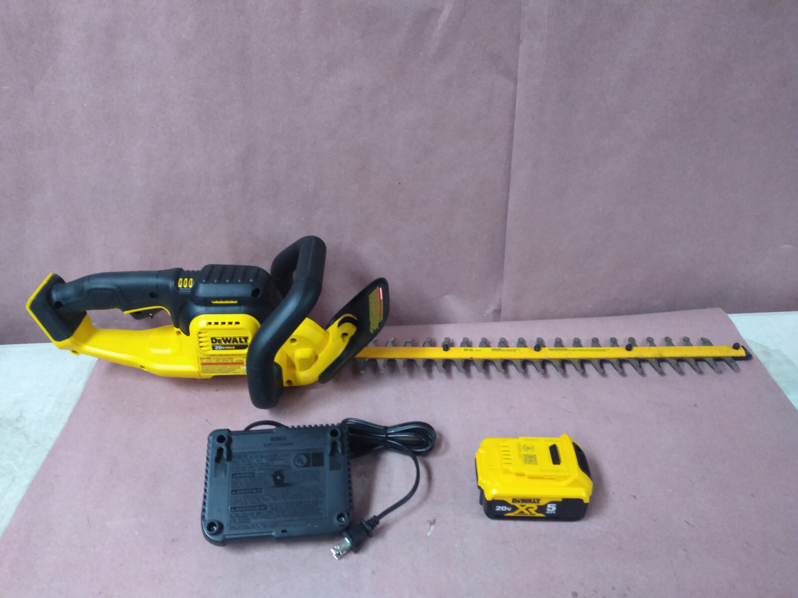 DEWALT DCHT820P1 20V MAX LiIon 22" Hedge Trimmer Kit (5 Ah) Complete
