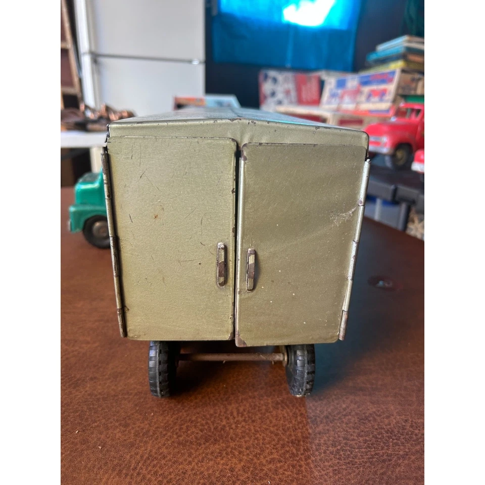 Vintage Structo Cattle Farms Truck – 1950s Tin Livestock Hauler Toy USA - Image 4 of 4