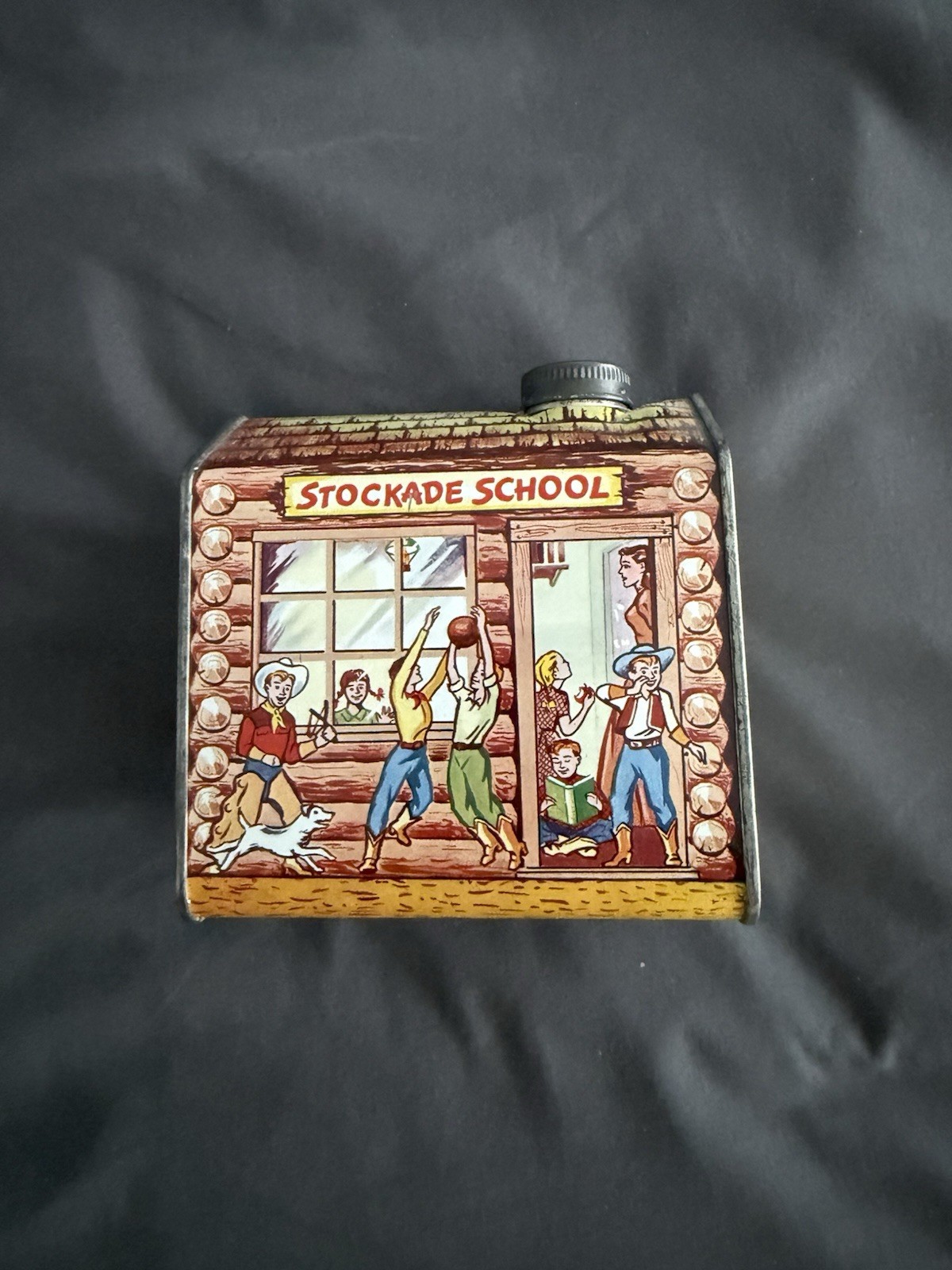 Lata de jarabe de cabaña de troncos de toallas vintage. Publicidad. Coleccionable en buen estado.