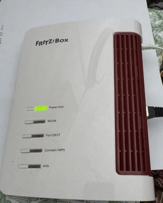 AVM FRITZ!Box 7530 AX WiFi 6 WLAN Mesh Router und 2x Fritzbox Tischhalter Tisch