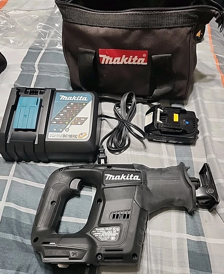 Makita XRJ07 HACKZALL 18V LXT Sub-Compact Recipro Saw Kit (1.5Ah) BATTERY CHARGE - Image 3 of 4
