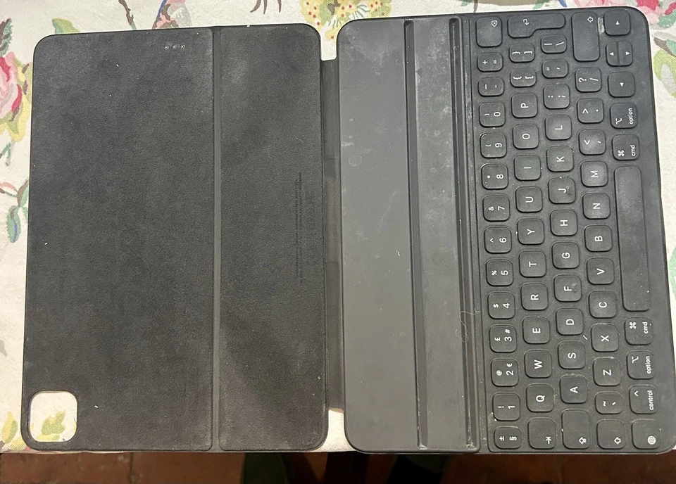 iPad Smart Keyboard Folio MXNK2B/A Compatible with 11-inch iPad Pro 1st 2nd Gen - Image 4 of 4