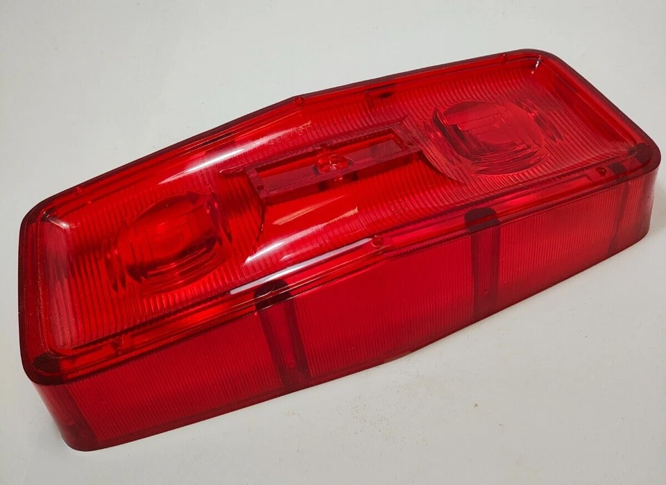Luz trasera izquierda del lado del conductor Plymouth Savoy Belvedere 1964 lente roja 2481623 nuevo en stock Foto 2 de 4