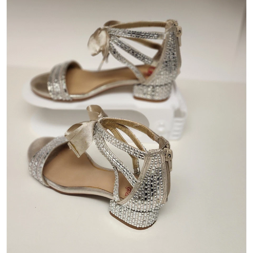 Zapatos de tacón Gianni Bini-GB para niña plateados con tachuelas y cremallera trasera D'Orsay talla 2M Foto 4 de 4