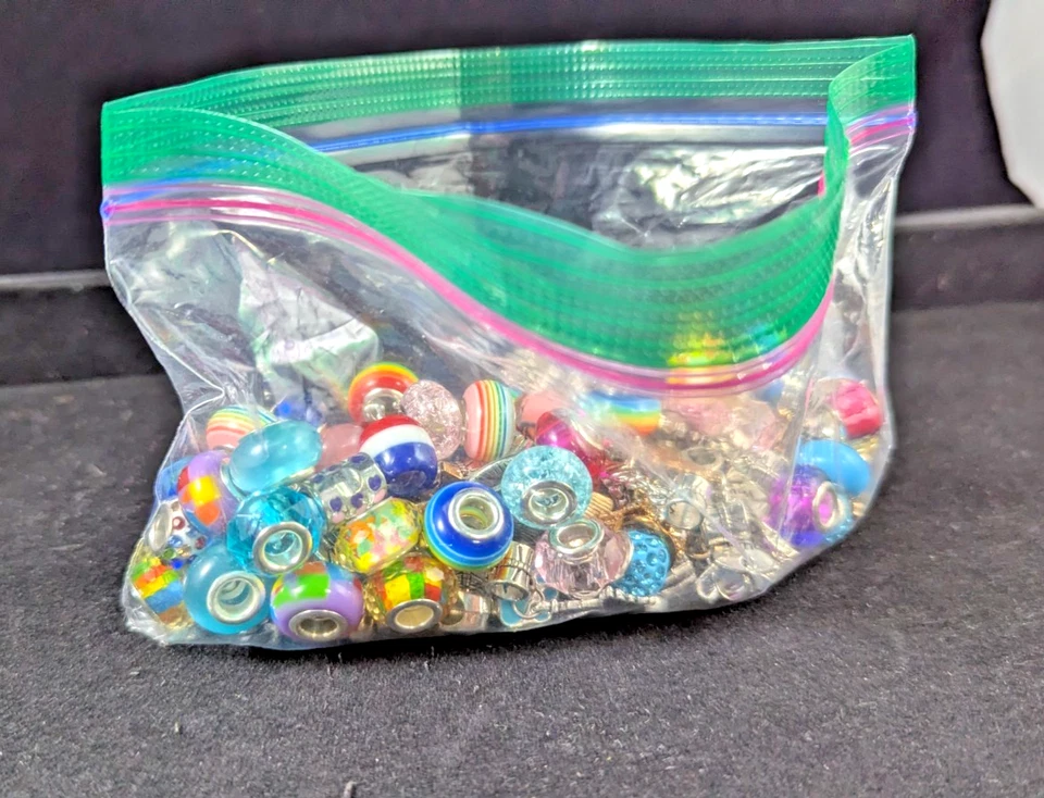 Lote de cuentas y dijes de agujero grande 6,9 oz | Vidrio, esmalte, tono plata Foto 3 de 4