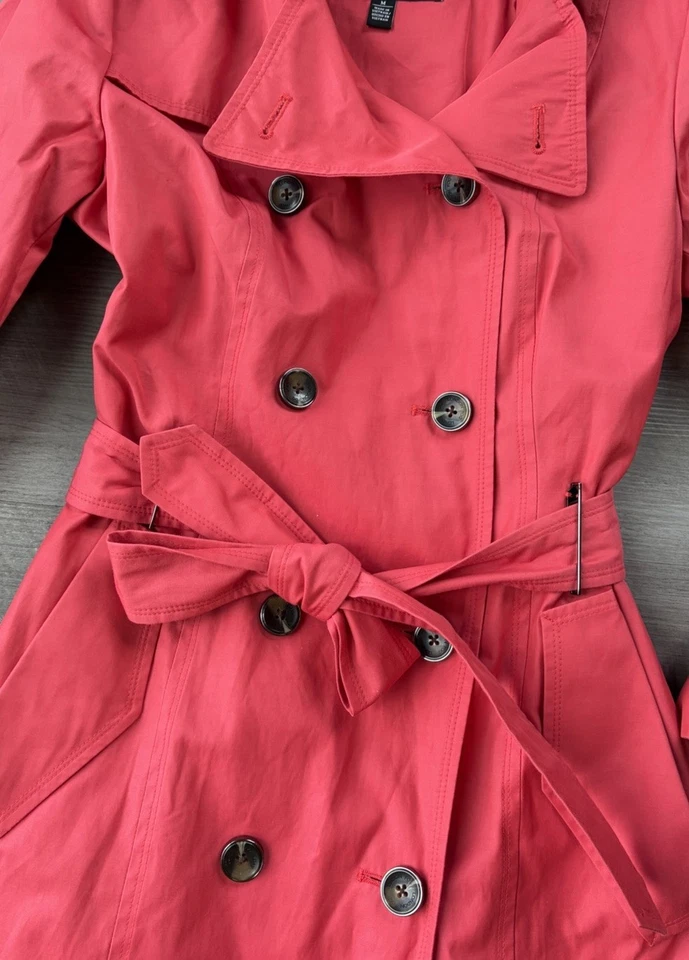 Gabardina London Fog rosa salmón talla M con capucha forrada con cinturón Foto 4 de 4