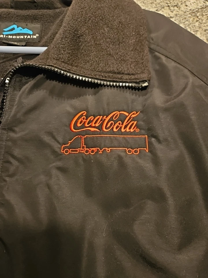 Chaqueta de Invierno Hombre L Coca Cola Cremallera Negra y Roja Tri-Montaña Nueva con etiqueta Foto 3 de 4