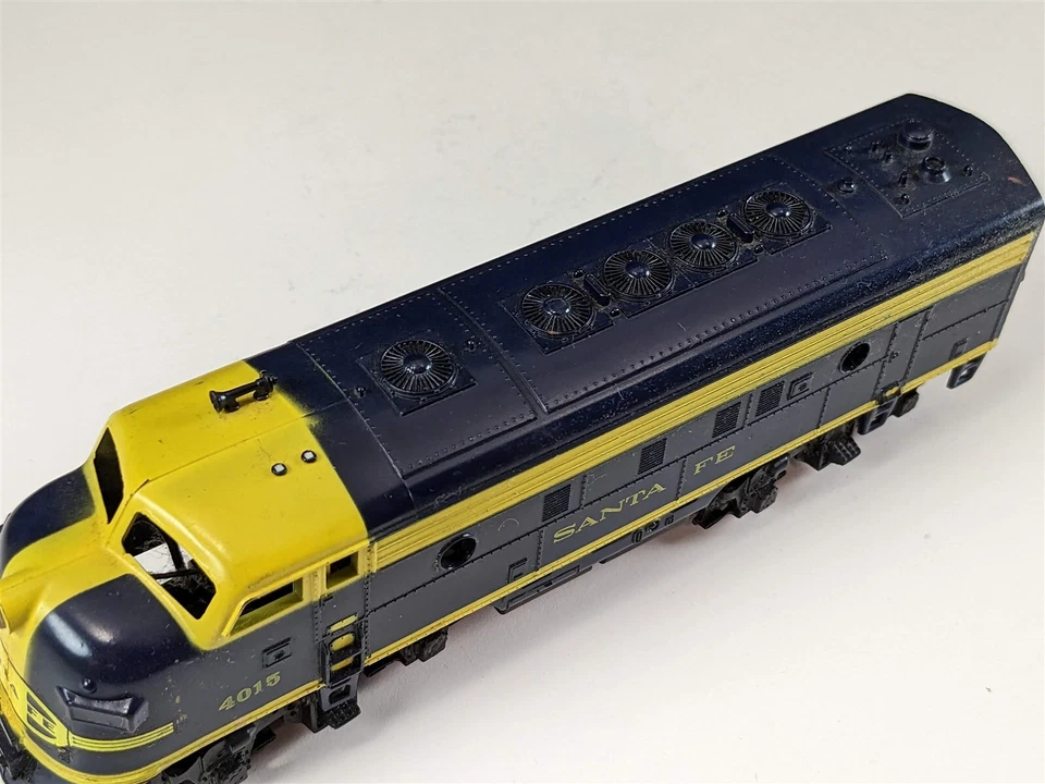 TYCO Mantua 225 Santa Fe F9 A Powered Diesel Locomotive 4015 HO Scale - Image 2 of 4