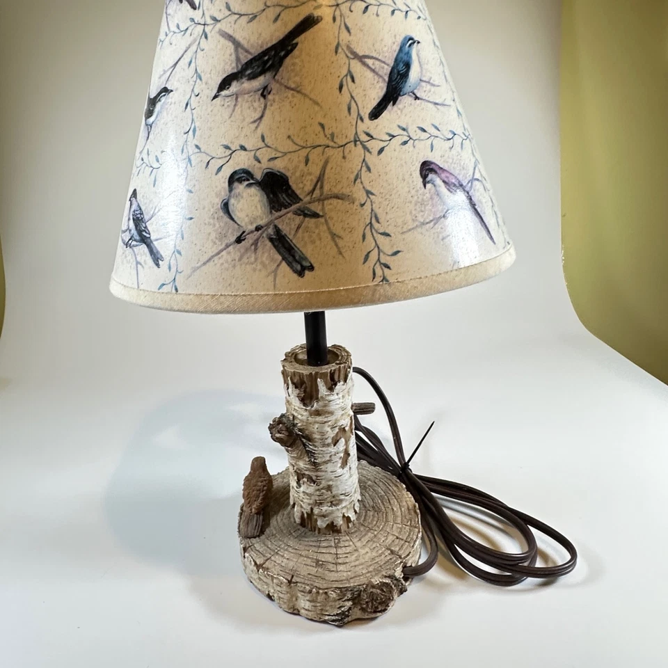 Lámpara de mesa con acento para aves silvestres, pájaros en una pantalla de pájaro de abedul blanco Foto 2 de 4