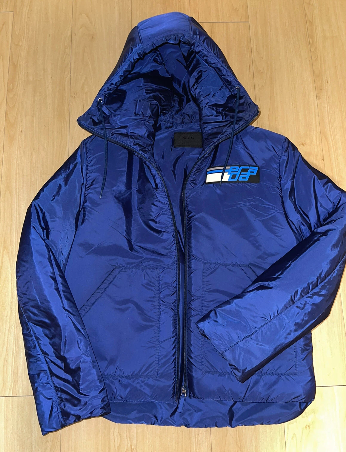 Giacca patch logo Prada nylon gomma blu taglia 46 nuova senza etichette