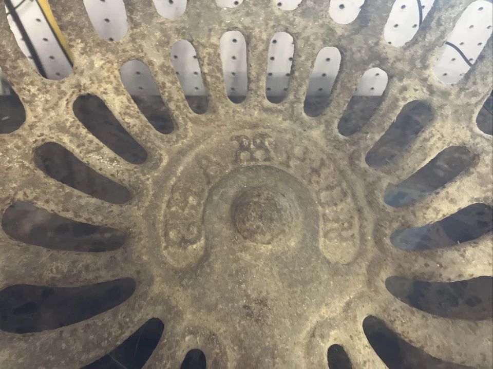 IMPLEMENTO DE GRANJA DE HIERRO FUNDIDO/ASIENTO DE TRACTOR Champion de colección. AD Foto 2 de 4