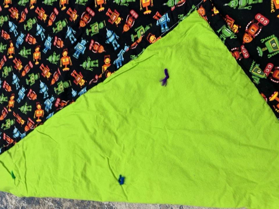 ROBÔS em Fundo Preto Cobertor Infantil Feito à Mão 36 X 56 Amarrado à Mão Verde Bk - Imagem 2 de 4