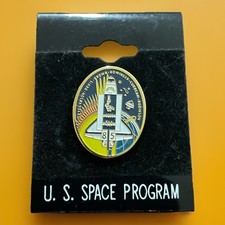 STS-85 Space Shuttle Mission Enamel Pin Discovery 1997 on Card