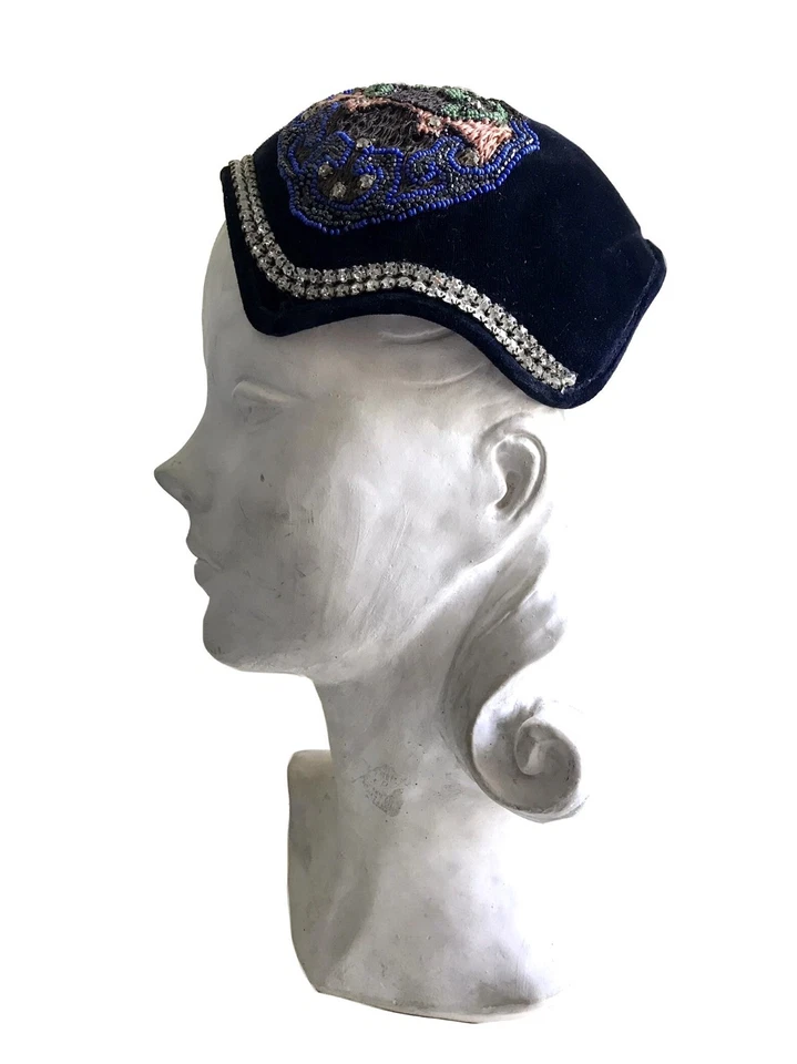 Sombrero vintage de terciopelo con cuentas de los años 50: gorra adornada con diamantes de imitación Foto 4 de 4