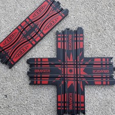 Auto World Intersection and Squeeze Track Pieces Black/Red
