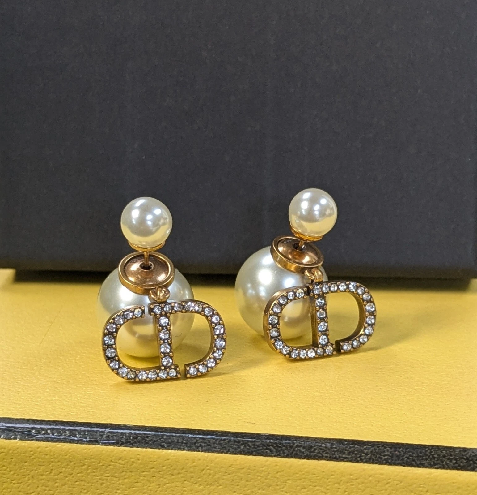 Boucles d'oreilles anciennes Dior tribales perle