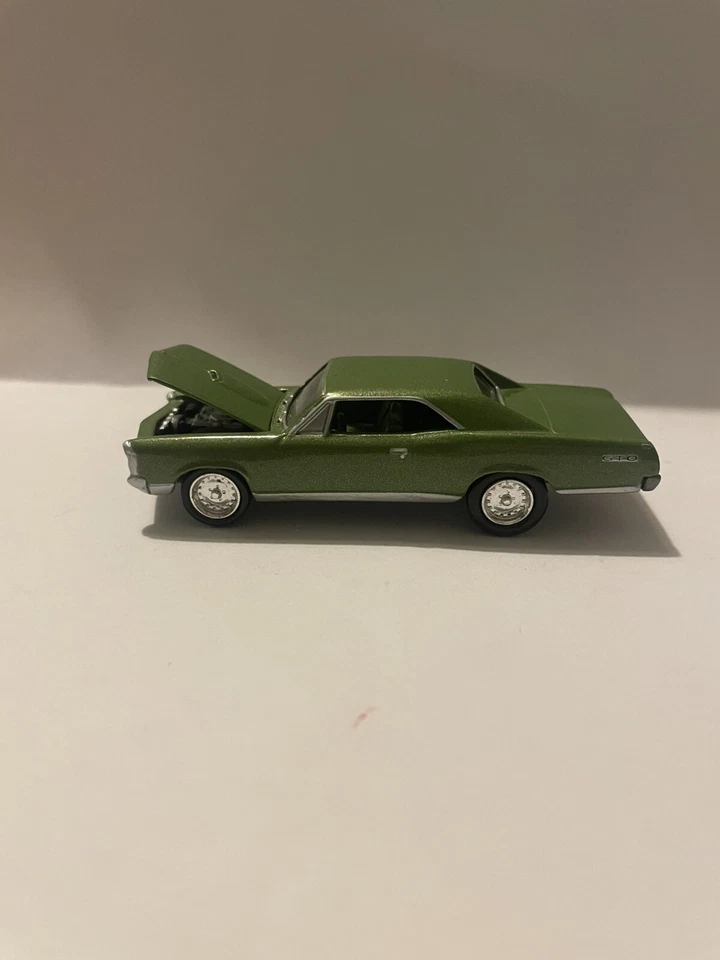 1998 JOHNNY LIGHTNING 1967 PONTIAC GTO GREEN OPENING HOOD LOOSE DIECAST - Image 2 of 4