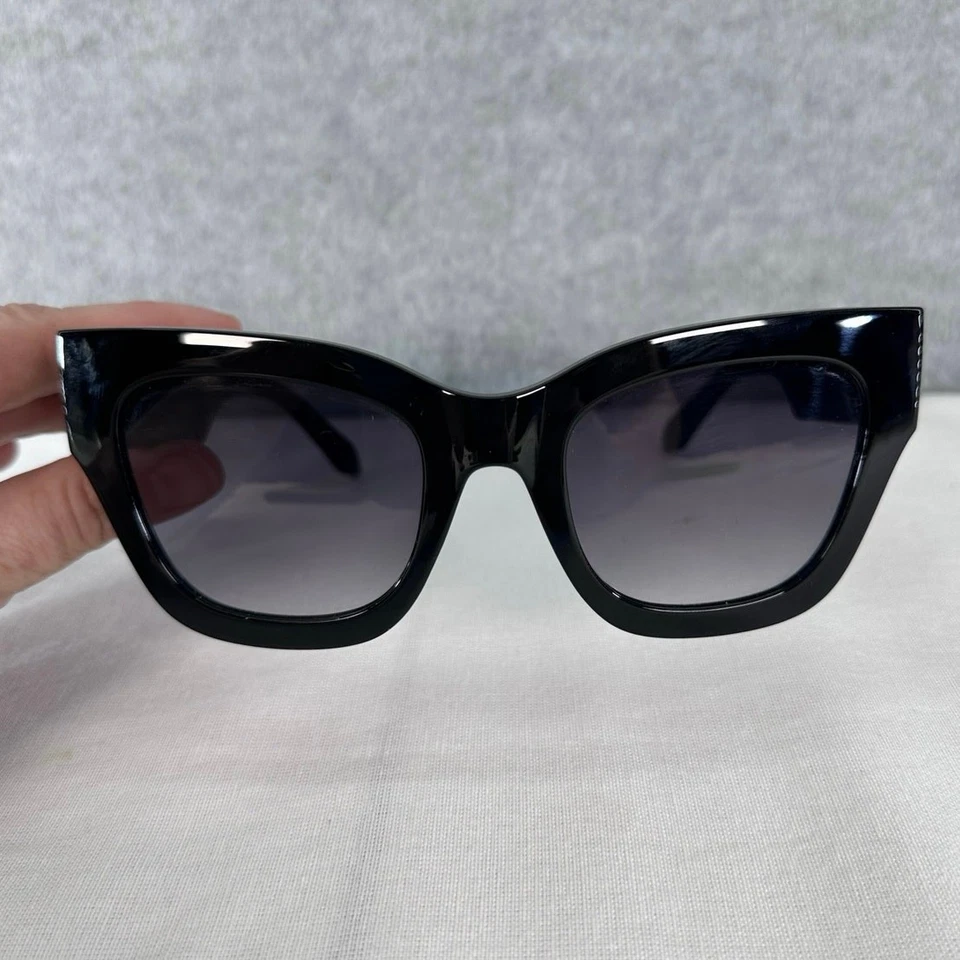 Quay By The Way Black Oversized Sunglasses cat Eye Silver Accent - Imagem 2 de 4