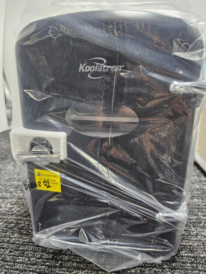 Koolatron KRT04-B Portable Mini Fridge 4 Liter/6 Can AC/DC Thermoelectric Cooler - Image 3 of 4