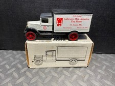 1:34 ERTL VINTAGE BANK 1931 HAWKEYE TRUCK PANEL GATEWAY MID AMERICA TOY SHOW 2