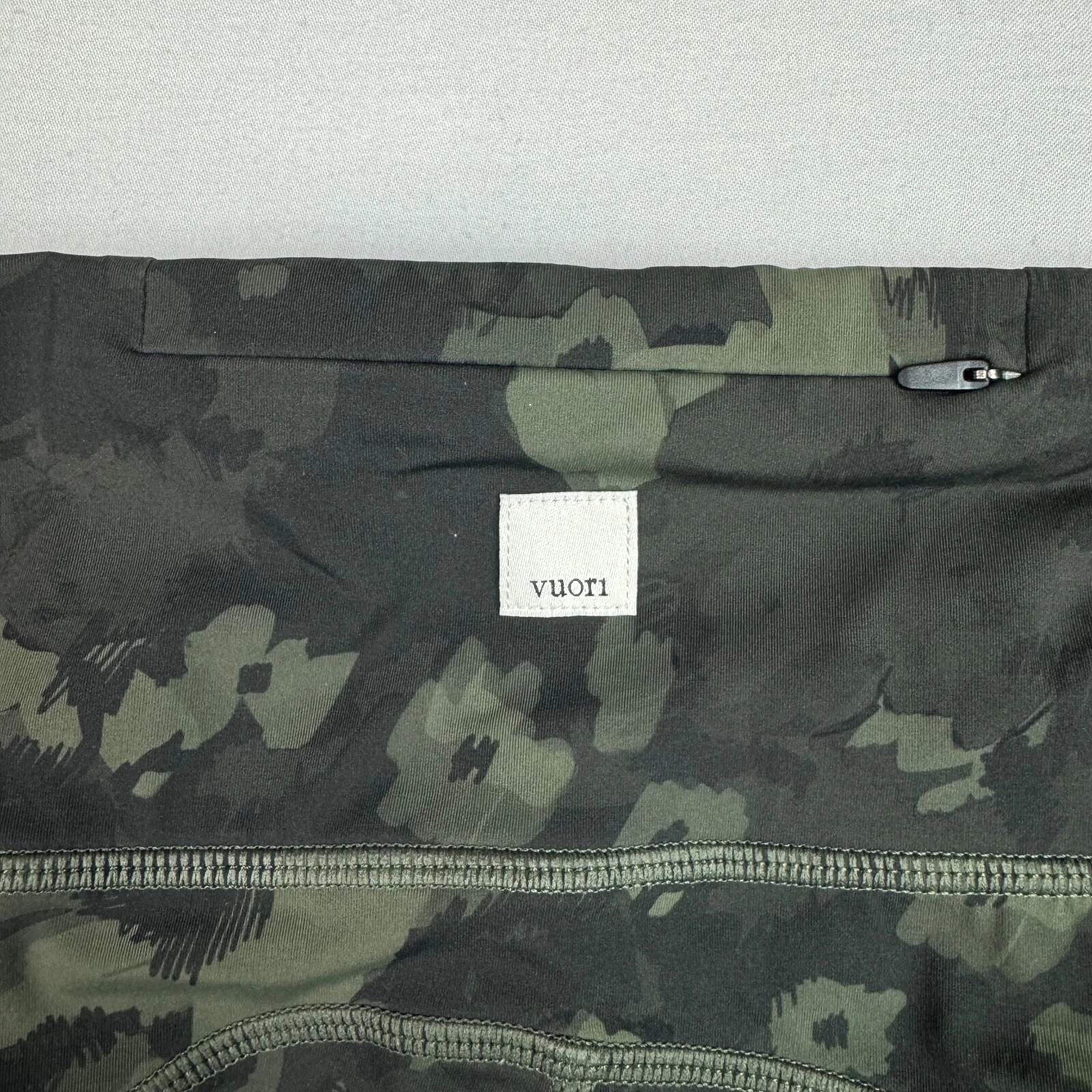vuori stride floral camouflage performance stretch leggings