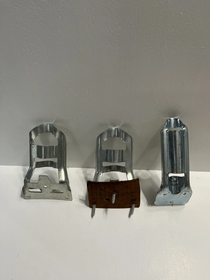 - 3 флагштока серебристого цвета кронштейны подходят стандартный полюс только 1 имеет крепления - Изображение 2 из 2