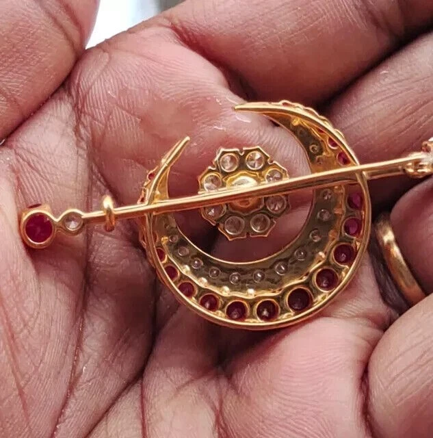 Женская лунная брошь на булавке круглой огранки с имитацией рубина покрытие желтым золотом 14 карат 2 карата - Изображение 2 из 4