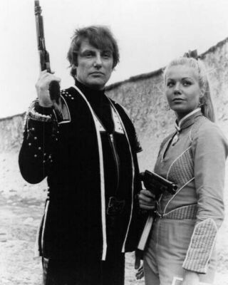 Blake's 7 classic sci-fi TV Paul Darrow & Glynis Barber with guns poster 24x36