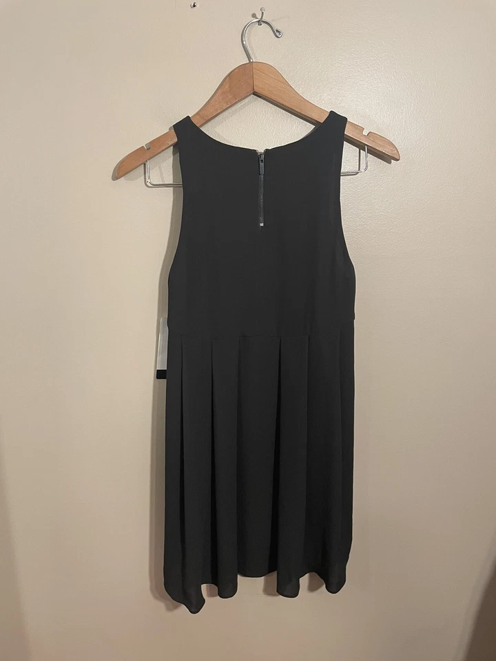 Camiseta sin mangas Elizabeth and James en capas XS satinada carrera minimalista negra Foto 3 de 4