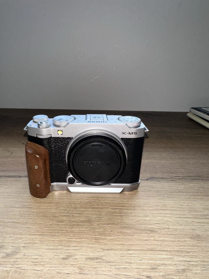 Fujifilm X-M5 silber near mint 2000 Auslösungen mit Smallrig Griff Set - Bild 3 von 4