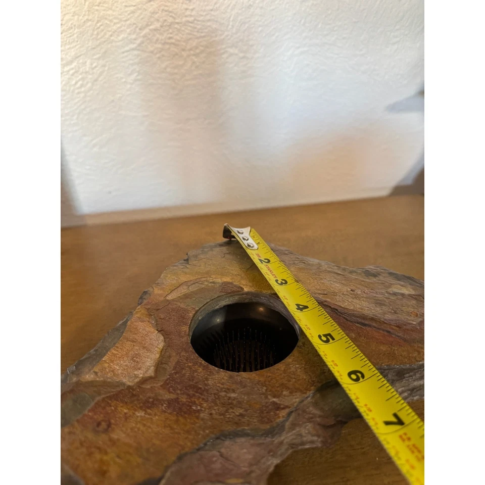 Jarrón único con soporte de rana con arreglo de flores Ikebana de piedra de pizarra Foto 4 de 4