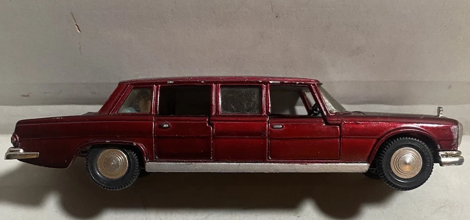 Dinky Meccano 128 Mercedes Benz 600 Limousine w/Passengers Blue Interior - Image 2 of 4